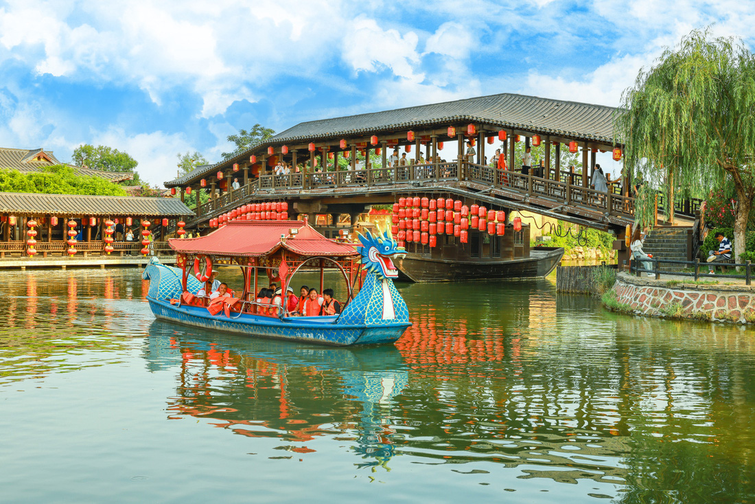 Du khách thưởng ngoạn trên sông tại Thanh Minh Thượng Hà Viên 