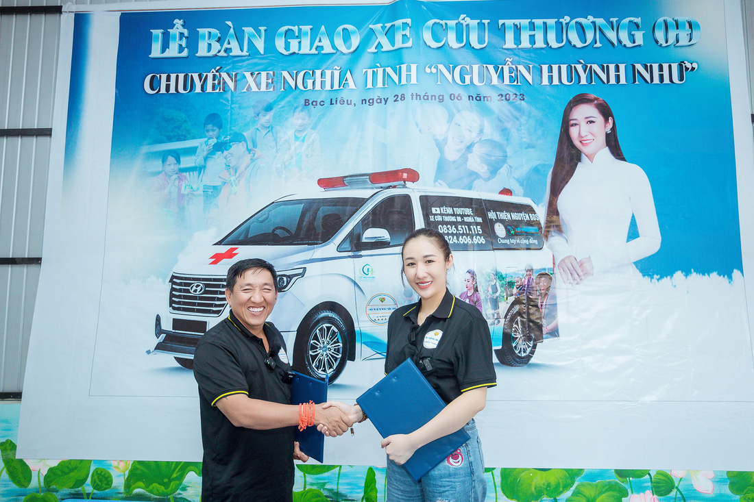 TikToker Huỳnh Như bàn giao xe cho hội thiện nguyện BDS - Ảnh: NVCC