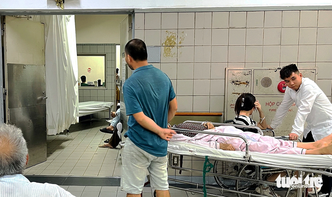 Người bệnh chờ tại phòng siêu âm của Bệnh viện Bạch Mai  (ảnh chụp chiều 4-7) - Ảnh: L.ANH