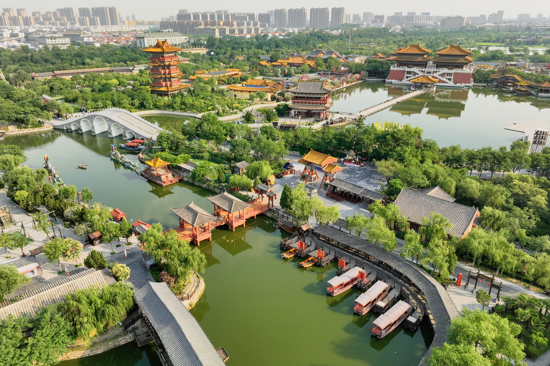 Các công trình tại Thanh Minh Thượng Hà Viên được kết nối với nhau bởi hệ thống cầu bắc qua những hồ nước, con sông chảy qua từng khu