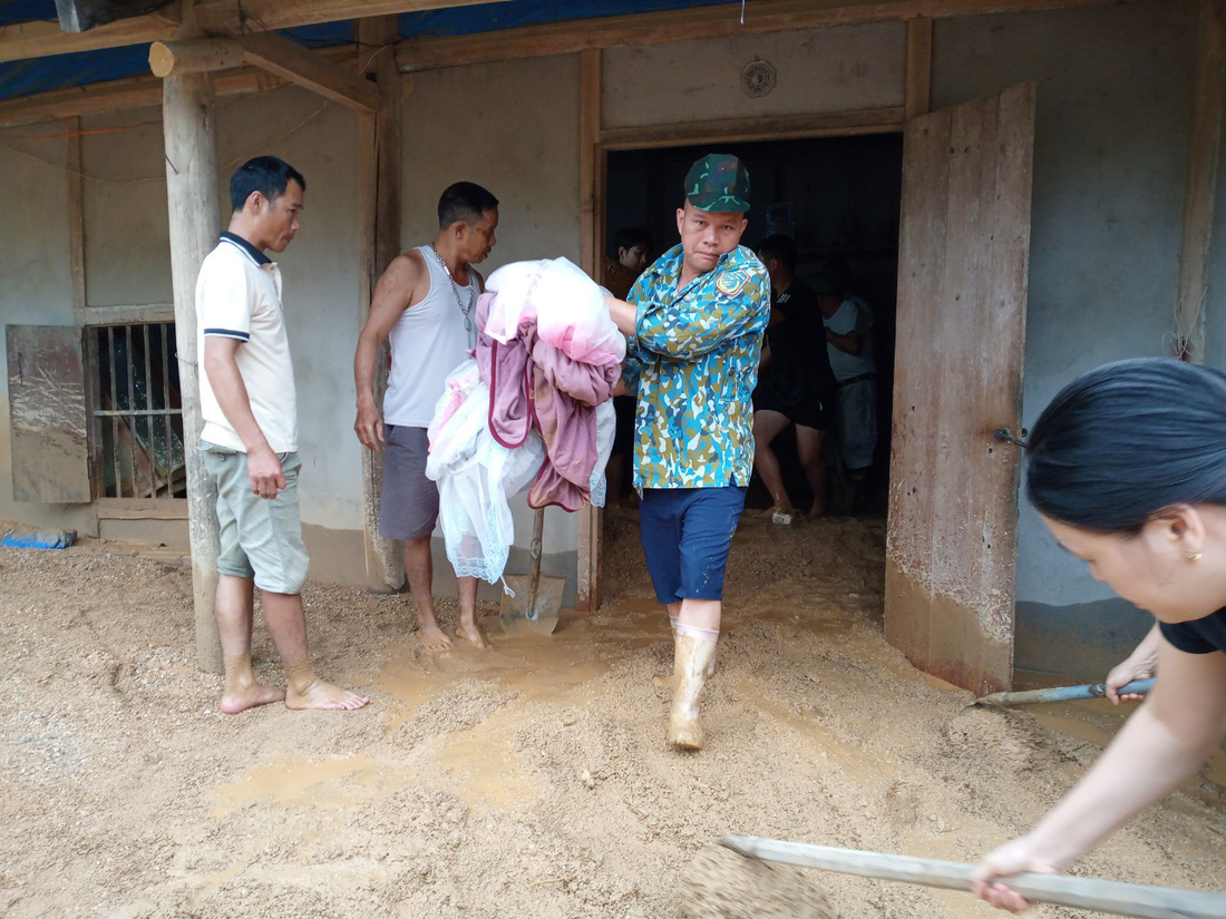 Người dân ở huyện Hoàng Su Phì dọn dẹp sau mưa lũ - Ảnh: C.NHÂN