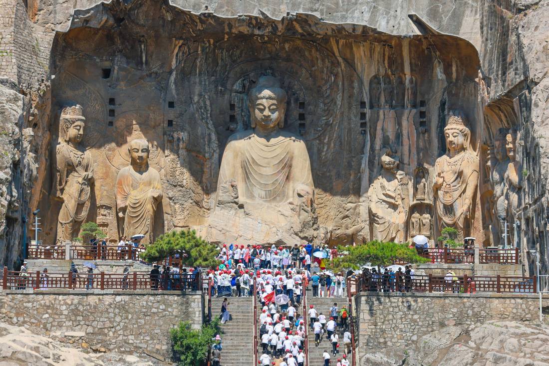 Du khách đến chiêm bái bức tượng Phật khổng lồ cao hơn 17m ở động Long Môn - Ảnh: NGÔ TRẦN HẢI AN