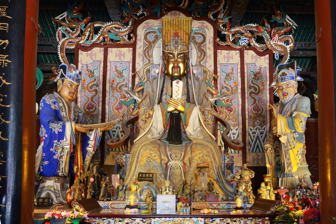 Nhiều bức tượng thờ được chạm khắc tinh xảo tại các chùa ở trấn Quan Lâm