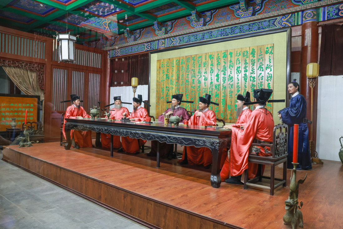 Tái hiện cảnh các vị quan gặp gỡ nhau tại gian nhà tiếp khách của Bao Công 
