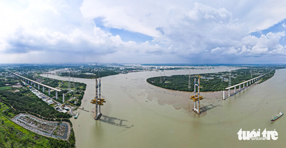 Xây dựng cầu dây văng Bình Khánh vượt sông Soài Rạp là một trong những công trình quan trọng của toàn dự án cao tốc Bến Lức - Long Thành