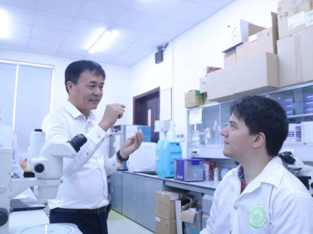 PGS.TS Nguyễn Văn Thuận hướng dẫn cho sinh viên nước ngoài đến trao đổi nghiên cứu tại Trường ĐH Quốc tế (ĐH Quốc gia TP.HCM) - Ảnh: TRỌNG NHÂN