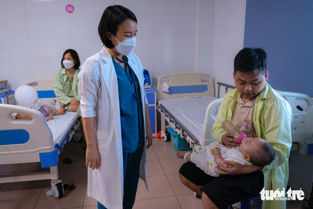 Bác sĩ Bệnh viện Thanh Nhàn (Hà Nội) thăm khám cho trẻ - Ảnh minh họa: NAM TRẦN
