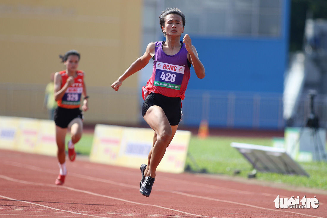 Trên đường chạy 100m Giải điền kinh TP.HCM mở rộng 2023, tài năng trẻ Trần Thị Nhi Yến đạt thành tích tốt nhất 11,64 giây - Ảnh: H.T