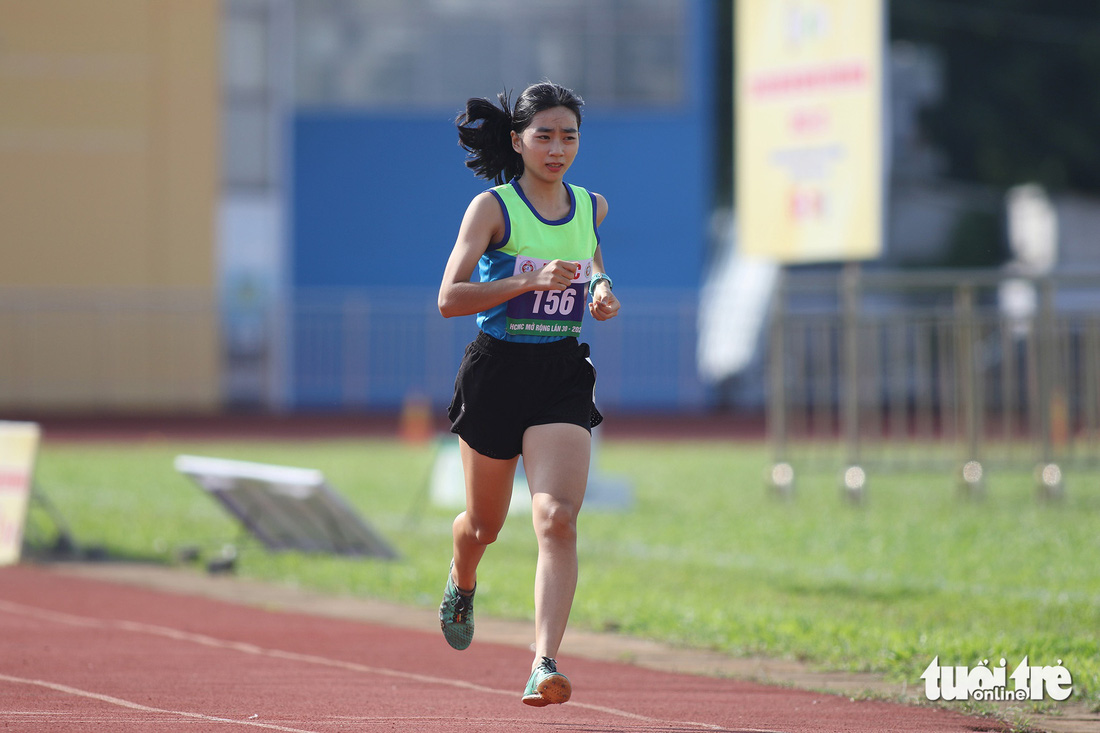 Phần thi đầy nỗ lực, &quot;không bao giờ bỏ cuộc&quot; của vận động viên Trương Hạnh Nguyên (quận 4) trên đường chạy 800m - Ảnh: H.T
