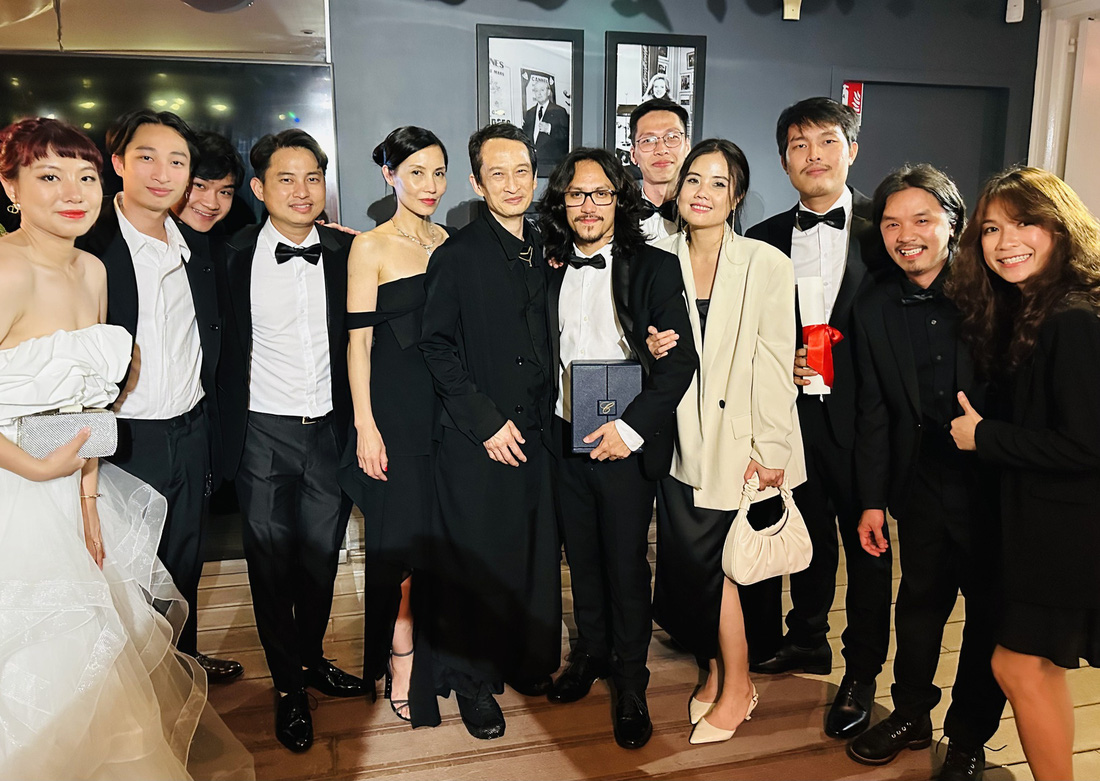 Đạo diễn Phạm Thiên Ân chụp ảnh kỷ niệm cùng đạo diễn Trần Anh Hùng và gia đình, bạn bè của cả hai tại Liên hoan phim Cannes vừa qua - Ảnh: Facebook nhân vật