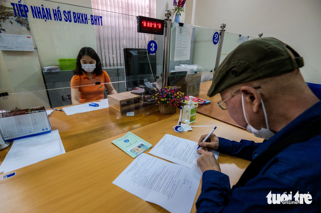 Người dân làm thủ tục liên quan đến quyền lợi bảo hiểm xã hội tại Bảo hiểm xã hội Hoàng Mai, Hà Nội - Ảnh: NAM TRẦN