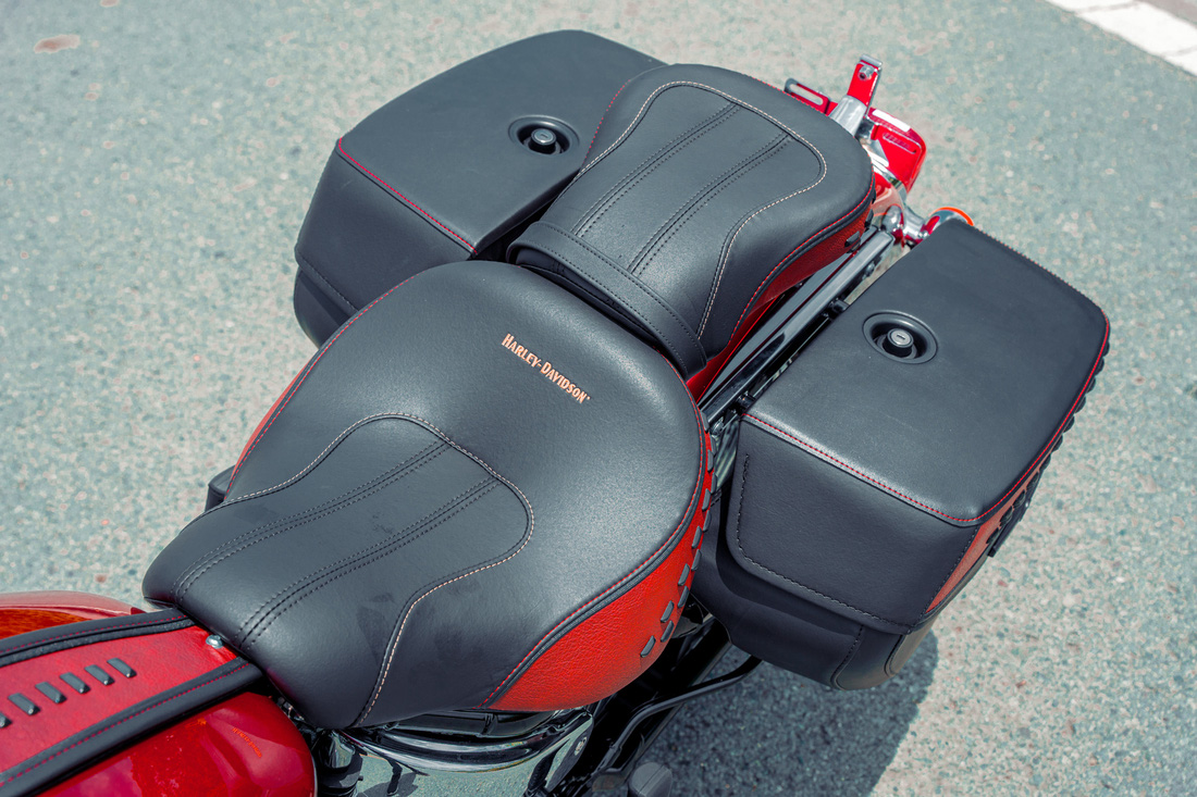 Phần yên xe phối da màu đỏ - đen và thêu logo Harley-Davidson bằng chỉ vàng. Phần da trên nắp bình xăng và thùng chứa đồ hai bên cũng được bọc da màu đỏ - đen.