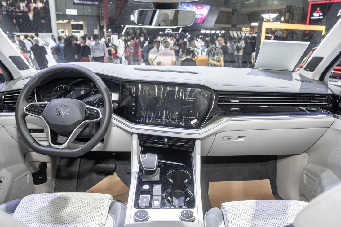 Khoang cabin nổi bật với đồng hồ kỹ thuật số Digital Cockpit 12,3 inch và màn hình giải trí 15 inch. Màn hình có thể điều khiển bằng cảm ứng hoặc cử chỉ. Dàn âm thanh 14 loa Dynaudio. Thiết kế cần số dễ liên tưởng tới Audi - Ảnh: Đại lý Volkswagen/Facebook