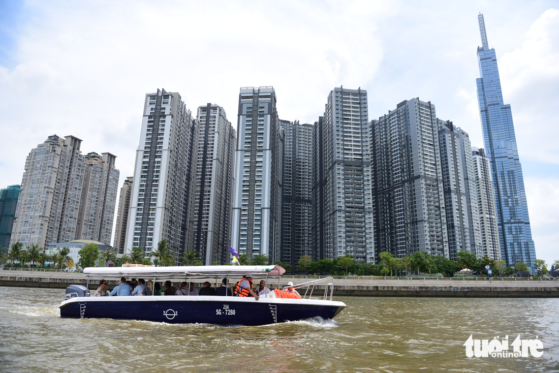 Từ buýt trên sông, du khách có cơ hội ngắm sông Sài Gòn trọn vẹn nhất cùng những tòa nhà cao tầng như tòa Lanmark 81 cùng với khu đô thị Vinhomes - Ảnh: QUANG ĐỊNH