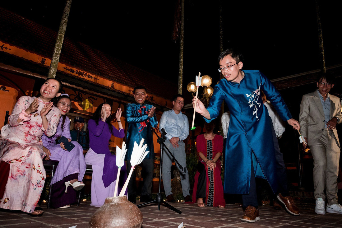 Cuối tiệc cưới, khách được mời chơi “đầu hồ”, một trò chơi cổ xưa của Huế - Ảnh: HỒNG NHẬT
