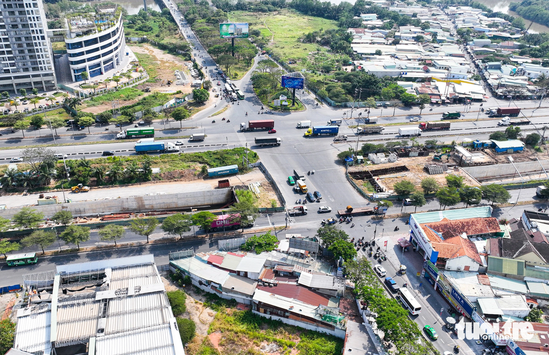 Trục đường Bắc - Nam (từ Nguyễn Văn Linh đến nút giao cầu Bà Chiêm) dài 7,5km được mở rộng từ 4 lên 10 làn xe, tổng vốn gần 4.500 tỉ đồng. Ngân sách thành phố đầu tư tỉ lệ 70% và doanh nghiệp 30%.
