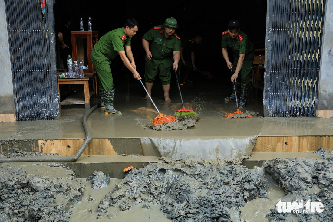 Bùn thải tràn vào nhà hàng chục hộ dân ở thôn Phời 3