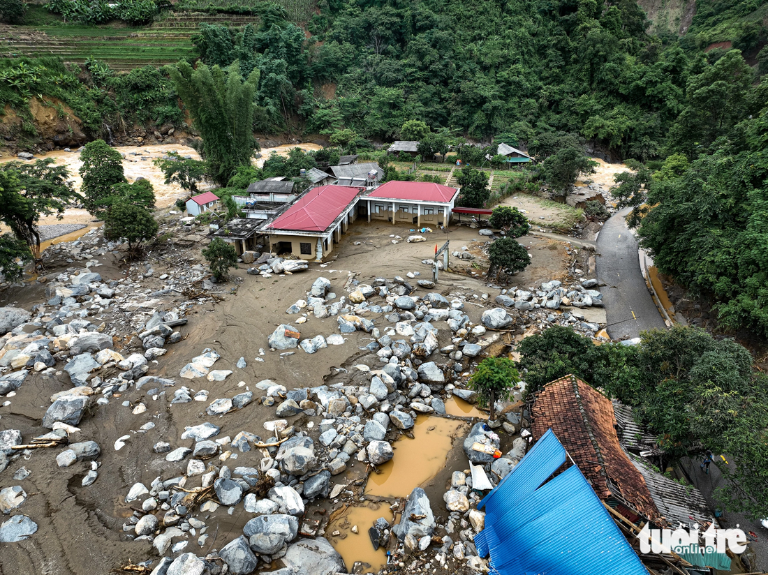 Nhiều nhà dân ở khu vực Trạm y tế xã Hồ Bốn bị xóa sổ sau trận lũ quét - Ảnh: NAM TRẦN