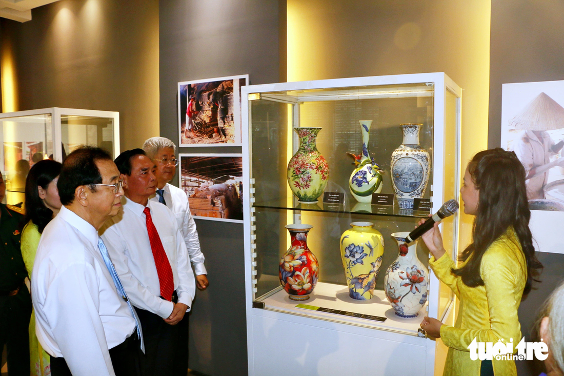 Đoàn đại biểu tham quan khu trưng bày gốm sứ Minh Long bên trong Bảo tàng TP.HCM - Ảnh: THÁI THÁI