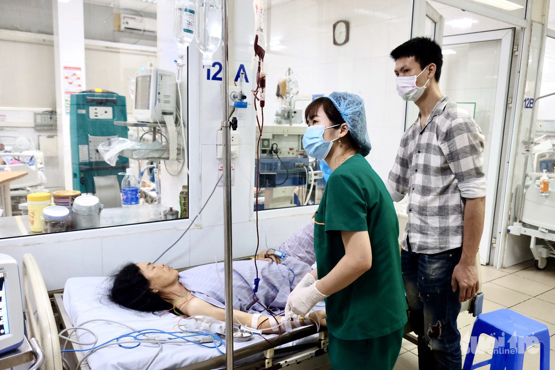 Bệnh nhân điều trị sốt xuất huyết tại Bệnh viện Bệnh nhiệt đới trung ương - Ảnh: NGUYÊN BẢO