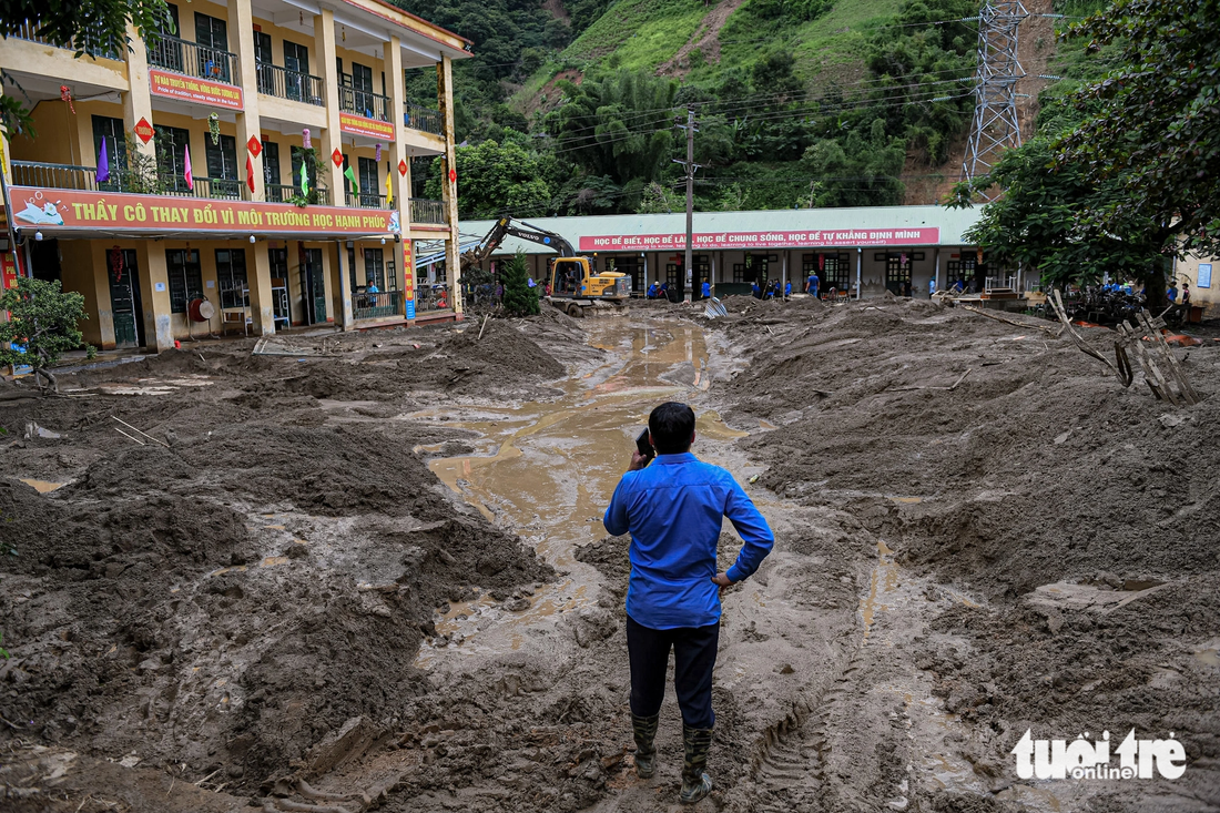 Trường học vẫn ngập tràn bùn đất - Ảnh: NAM TRẦN