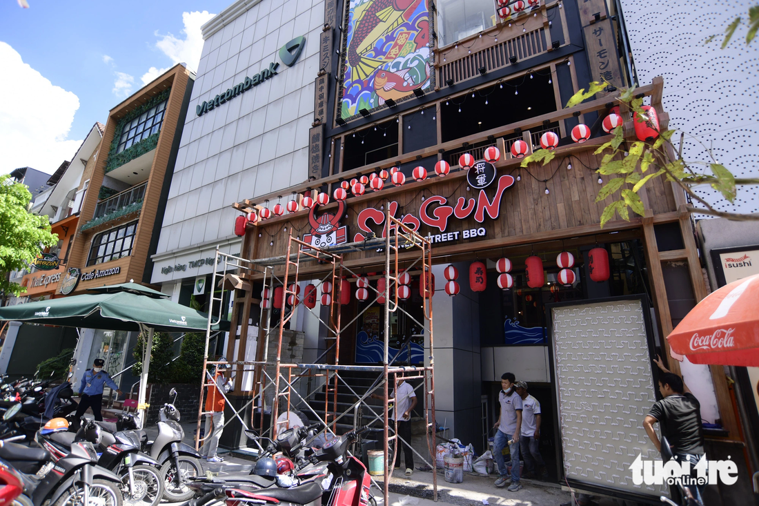 Quán ăn Nhật Bản được thi công phần bảng hiệu vào ngày 10-8, chuẩn bị mở cửa đón khách trên đường Phan Xích Long. Đây cũng là cửa hàng đầu tiên của thương hiệu này xuất hiện tại TP.HCM - Ảnh: QUANG ĐỊNH