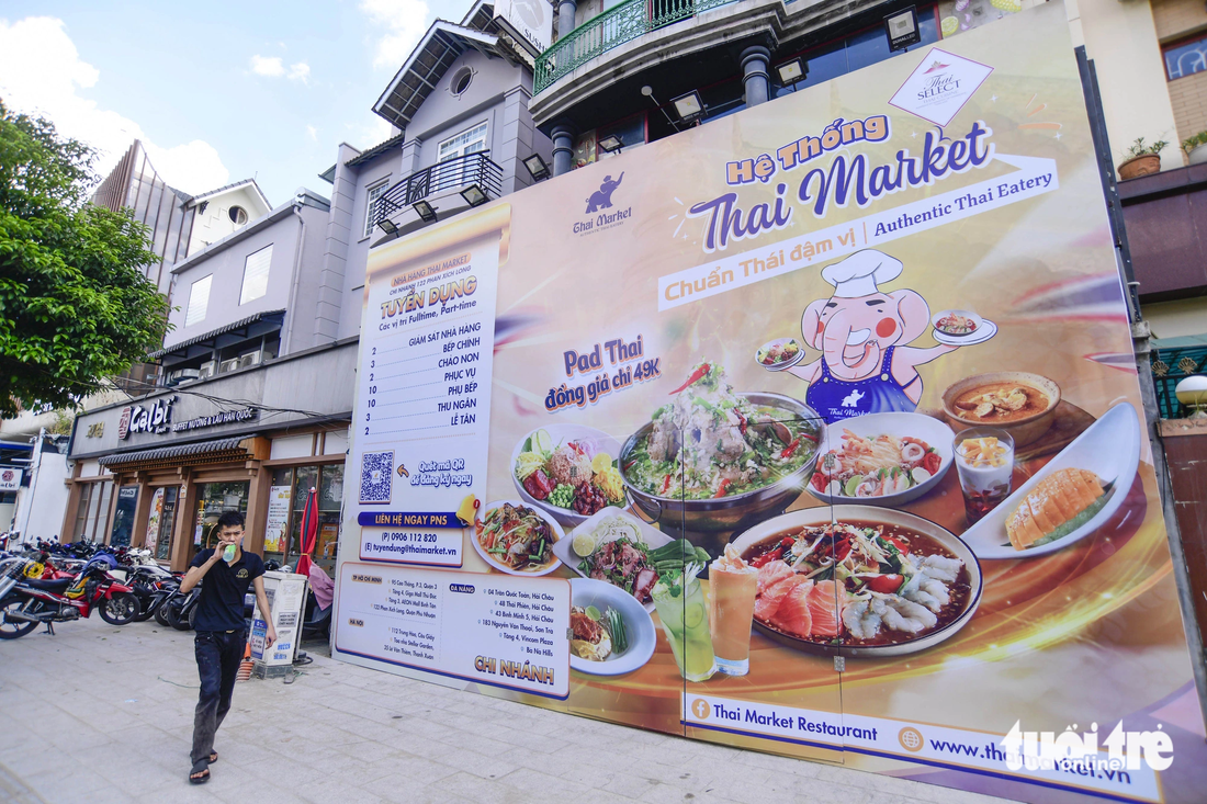 Một quán ăn Thái chuẩn bị ra mắt trên đường Phan Xích Long - Ảnh: QUANG ĐỊNH