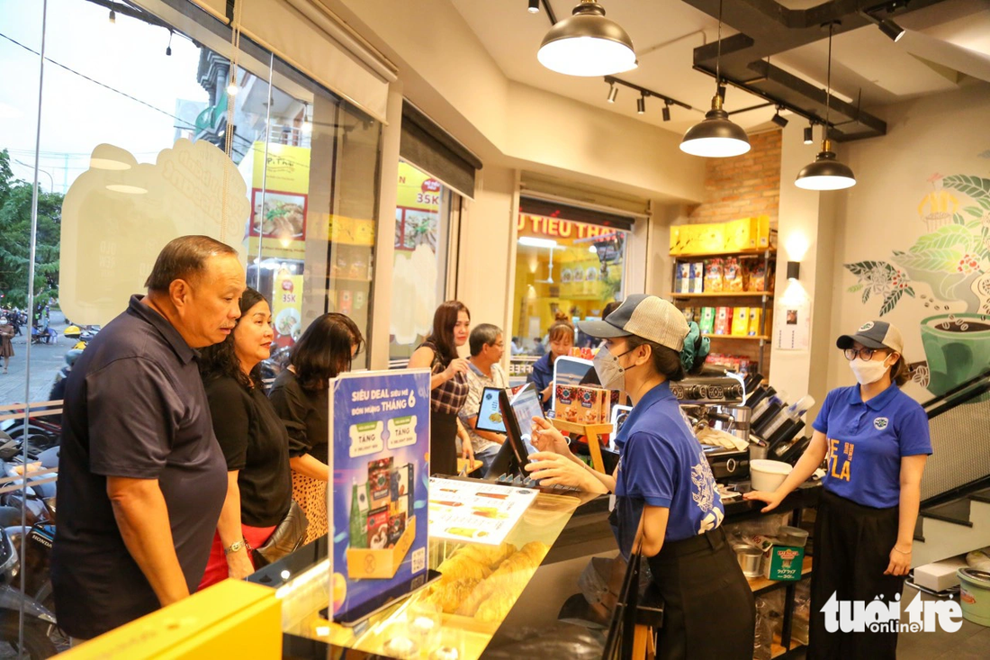 Một quán cà phê mới mở trên đường Phan Xích Long, thu hút đông đảo khách hàng cả giới trẻ lẫn khách luống tuổi - Ảnh: QUANG ĐỊNH