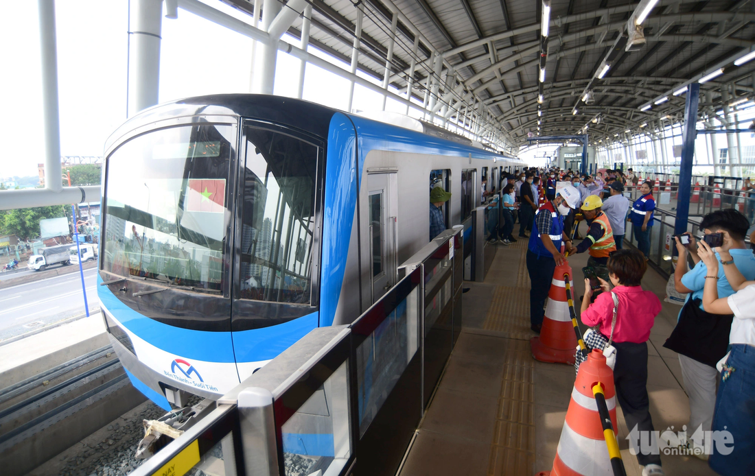 Tàu metro số 1 Bến Thành - Suối Tiên chạy thử nghiệm đoạn qua TP Thủ Đức, TP.HCM  - Ảnh: QUANG ĐỊNH