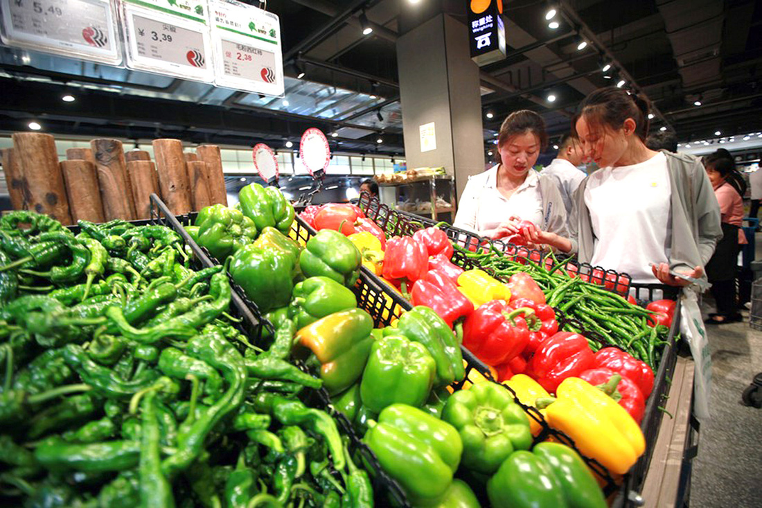 Khách hàng chọn rau tại một siêu thị ở huyện Bình Ấp, tỉnh Sơn Đông (Trung Quốc) vào ngày 10-7 - Ảnh: Tân Hoa xã