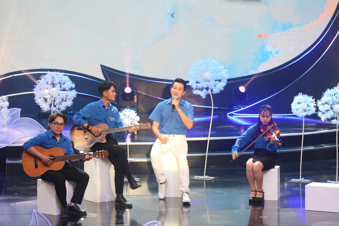 Ca sĩ Nguyễn Phi Hùng hát ca khúc Tuổi xuân tình nguyện - Ảnh: PHƯƠNG QUYÊN
