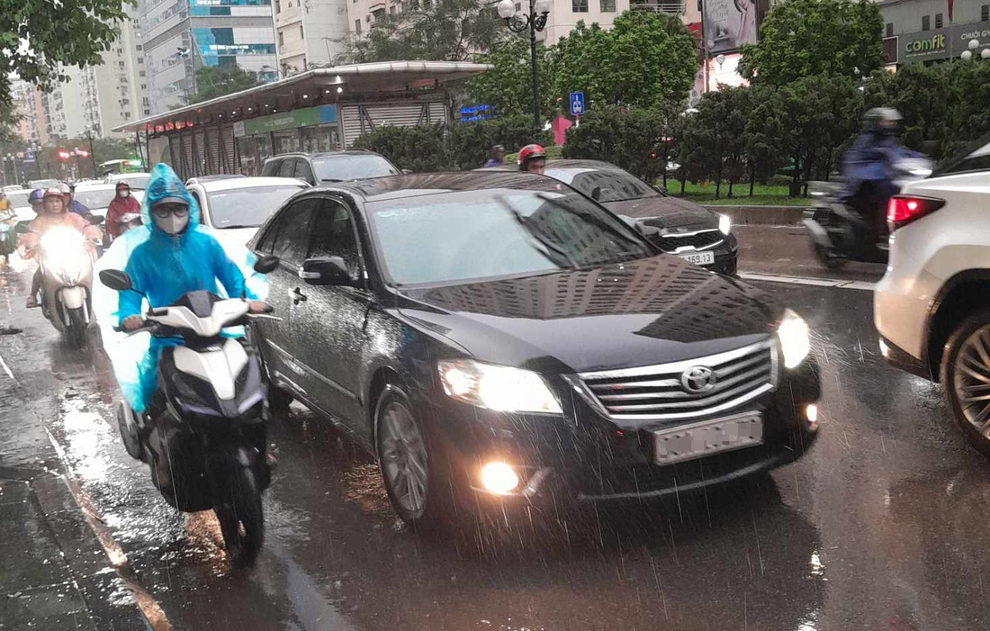 Giao thông Hà Nội ngày mưa - Ảnh: THANH LINH