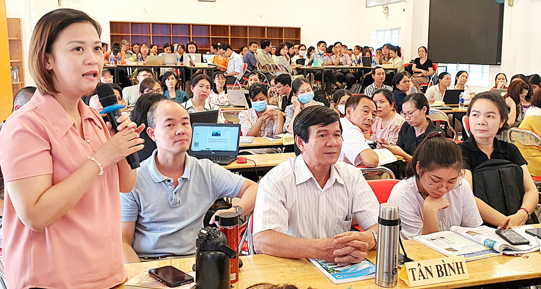 Giáo viên môn khoa học tự nhiên quận Tân Bình trao đổi về chuyên môn tại buổi “Chia sẻ cùng đồng nghiệp” ngày 9-8-2023 - Ảnh: H.HG