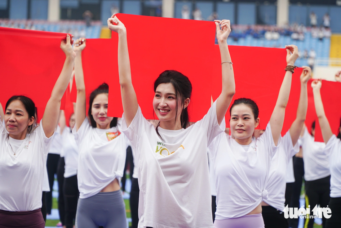 Á hậu Phương Nhi tự hào vì là một trong 5.000 người tham gia xếp hình lá cờ Tổ quốc đạt kỷ lục Việt Nam - Ảnh: NGUYỄN HIỀN