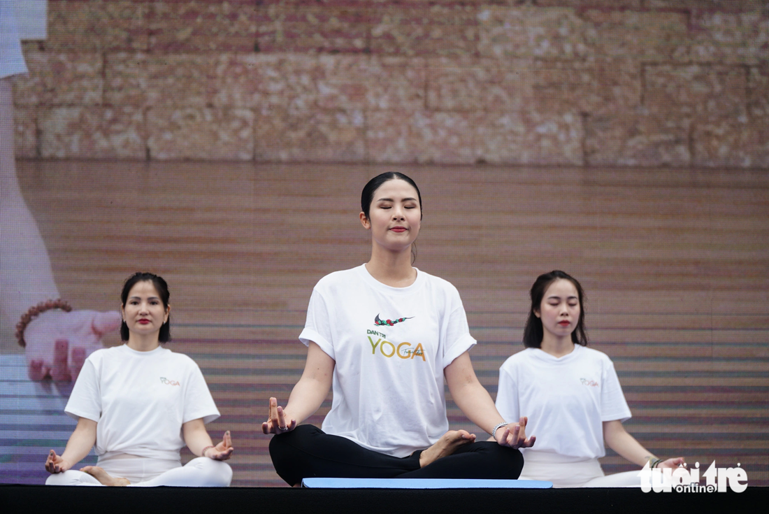 Hoa hậu Ngọc Hân tham gia sự kiện với vai trò người hướng dẫn màn đồng diễn yoga - Ảnh: NGUYỄN HIỀN