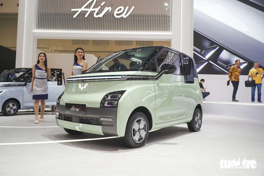 Wuling Air EV vốn thuộc phân khúc ô tô điện mini. Điều đó khiến nhiều người không thể hình dung ra cảnh chiếc xe sẽ chở và cấp cứu người bệnh như thế nào trong một không gian nhỏ hẹp như vậy - Ảnh: CẤN HƯNG