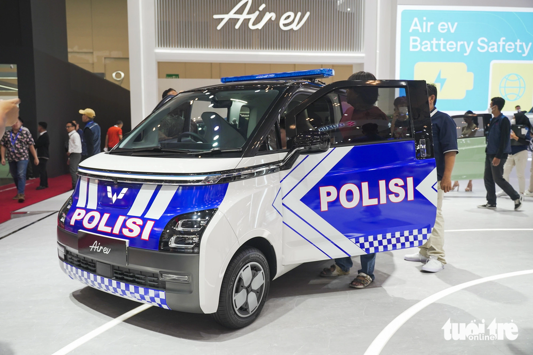 Ngoài phiên bản xe hỗ trợ y tế, Wuling còn trưng bày Air EV phiên bản xe cảnh sát, cho thấy ô tô điện mini hoàn toàn có thể trở thành những chiếc &quot;xe chuyên dụng&quot; - Ảnh: CẤN HƯNG