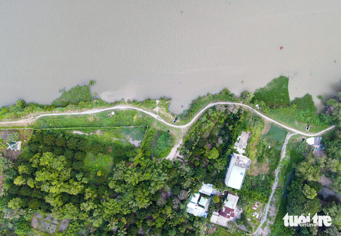 Tuy nhiên, cũng có nơi vẫn chỉ là đường đất ven bờ sông (bản chất là bờ bao) ngăn triều từ sông Sài Gòn chảy vào khu dân cư bên trong. 
