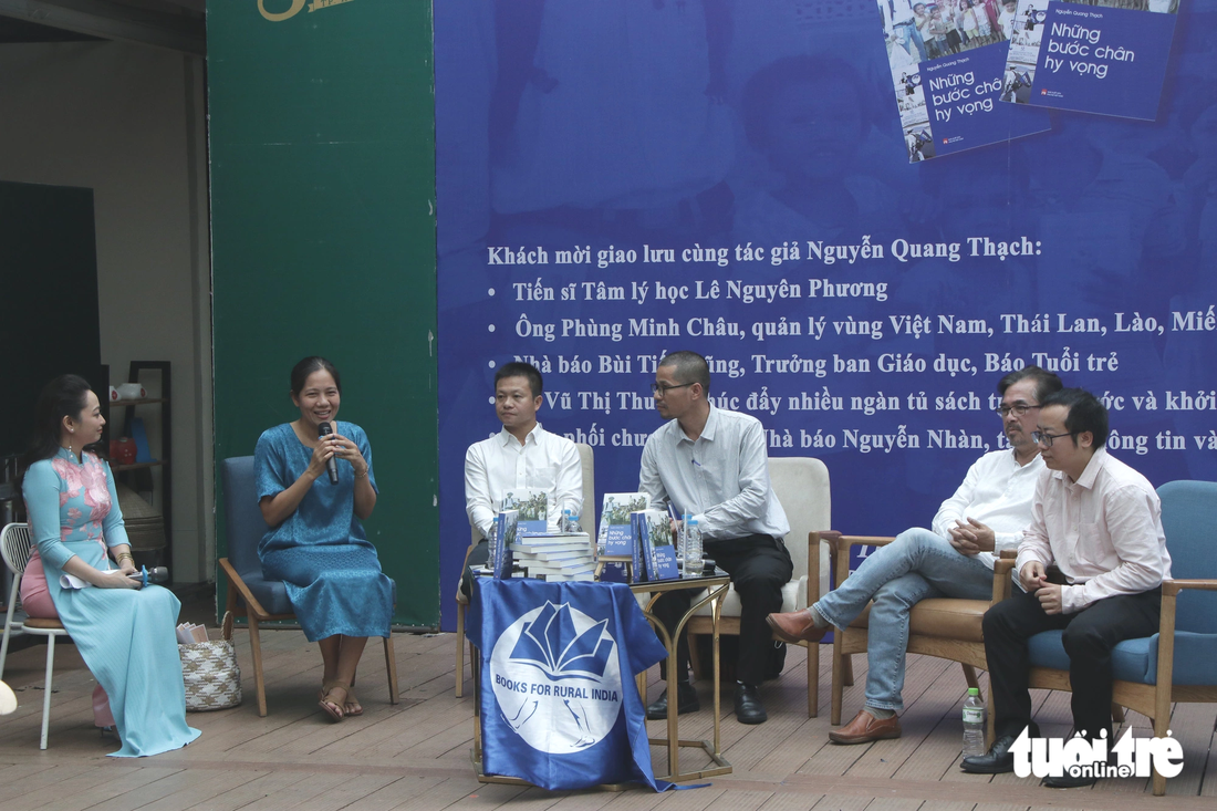 Các khách mời giao lưu với tác giả Nguyễn Quang Thạch - Ảnh: THÁI THÁI