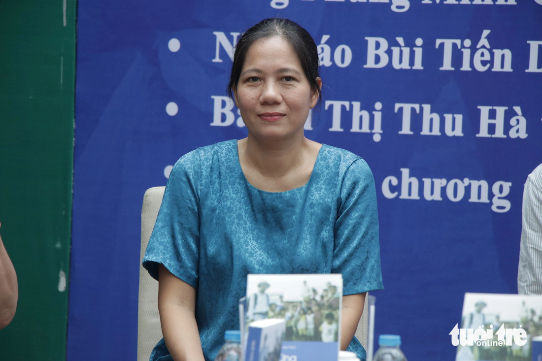 Chị Vũ Thị Thu Hà là người khởi xướng nhiều dự án cộng đồng như Bán trái cây - xây tủ sách, Đọc sách trồng cây cho trẻ em - Ảnh: THÁI THÁI