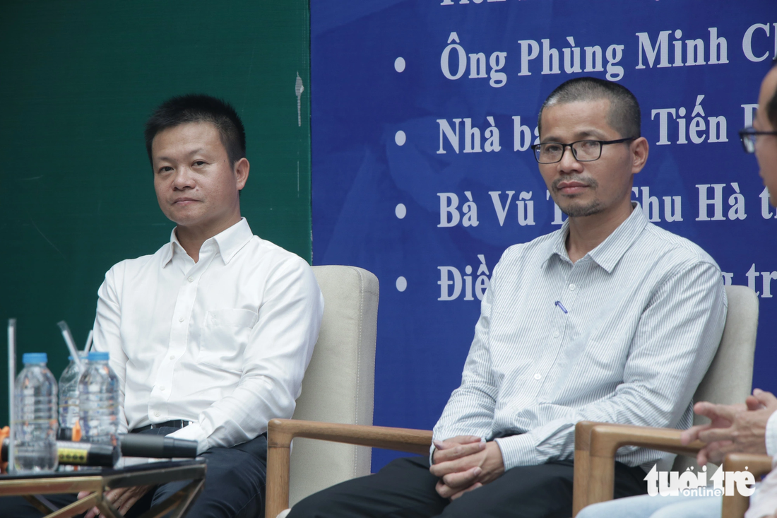 Từ trái qua: nhà báo Bùi Tiến Dũng, tác giả Nguyễn Quang Thạch - Ảnh: THÁI THÁI