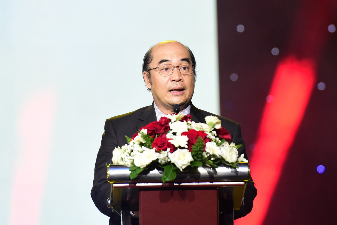 Ông Hồ Xuân Lâm, phó chủ tịch thường trực Liên hiệp các tổ chức hữu nghị TP.HCM, phát biểu khai mạc lễ hội - Ảnh: DUYÊN PHAN