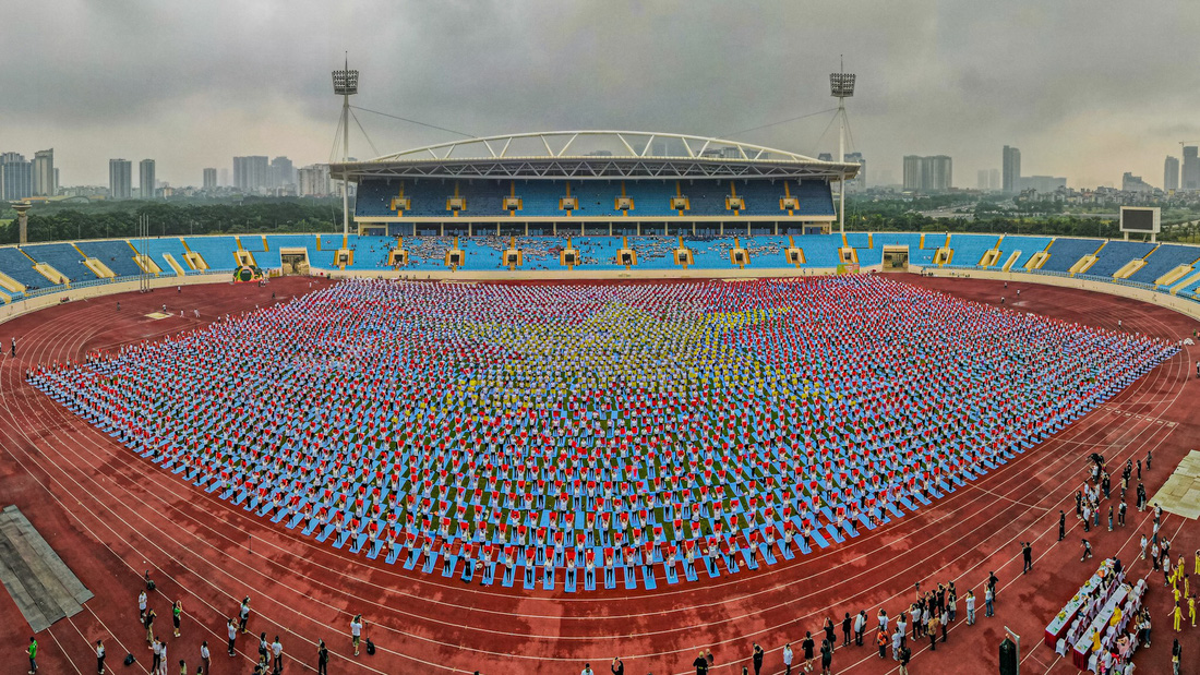 Lá cờ Tổ quốc Việt Nam được xếp hình bởi 5.000 người yêu yoga tại sân vận động quốc gia Mỹ Đình sáng 12-8 - Ảnh: BTC