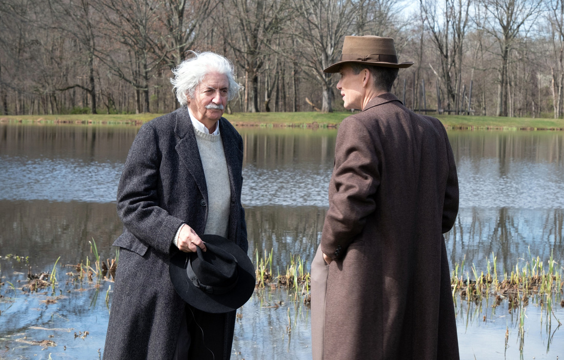 Phân cảnh gặp gỡ bên hồ đầy xúc động giữa Einstein và Oppenheimer