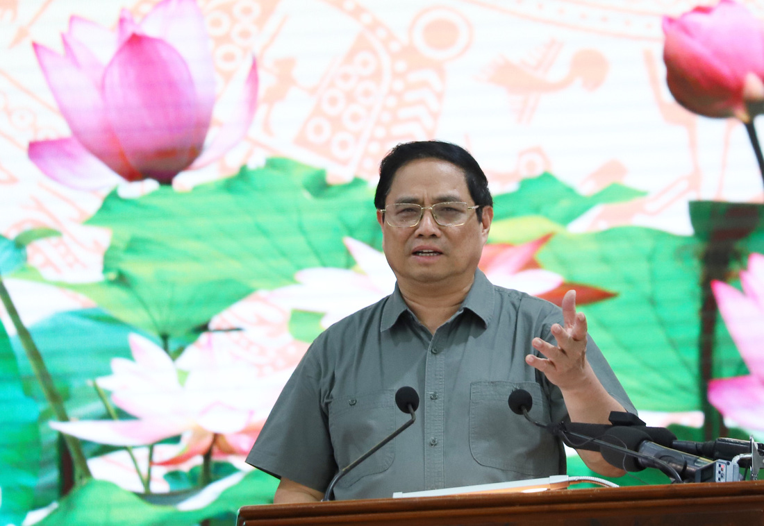 Thủ tướng Phạm Minh Chính phát biểu chỉ đạo tại buổi làm việc với lãnh đạo 13 tỉnh, thành khu vực Đồng bằng sông Cửu Long chiều 12-8 - Ảnh: CHÍ QUỐC