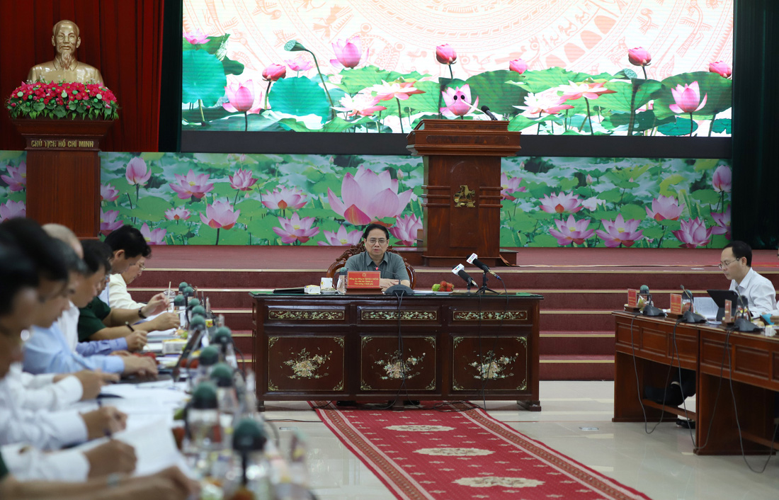 Lãnh đạo Tỉnh ủy, UBND các tỉnh trong vùng Đồng bằng sông Cửu Long tại cuộc họp với Thủ tướng Phạm Minh Chính - Ảnh: CHÍ QUỐC 
