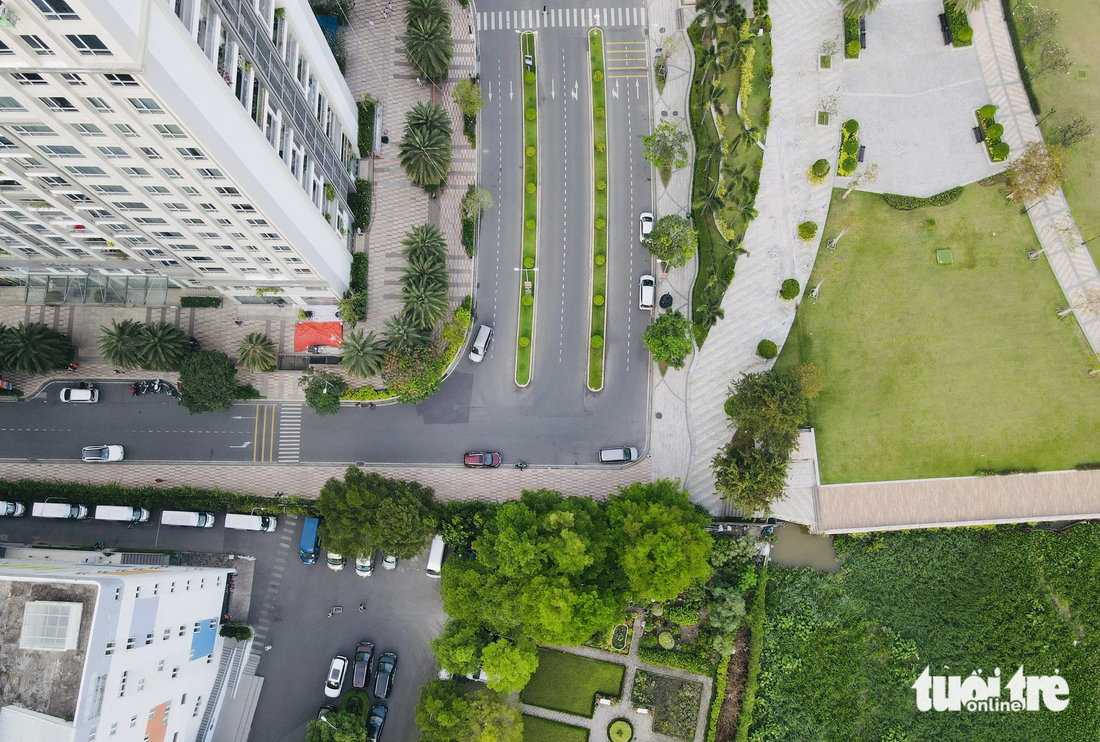 Điểm nghẽn đầu tiên là bức tường ngăn cách giữa hai khu dân cư Saigon Pearl và Vinhomes. Bức tường cao khoảng 2,5m, hiện do chủ đầu tư dự án Saigon Pearl quản lý. Bức tường kéo dài từ bờ sông Sài Gòn vào sâu phía trong các dãy nhà cao tầng, xe cộ muốn qua lại hai khu dân cư buộc phải đánh vòng ra đường Nguyễn Hữu Cảnh, lộ trình khoảng 1km. Tại bức tường, hiện tại chỉ có một cánh cổng nhỏ rộng khoảng 1m, cao 2m được bố trí để phụ huynh dẫn bộ con em qua Trường phổ thông Song ngữ quốc tế (nằm bên khu Saigon Pearl).