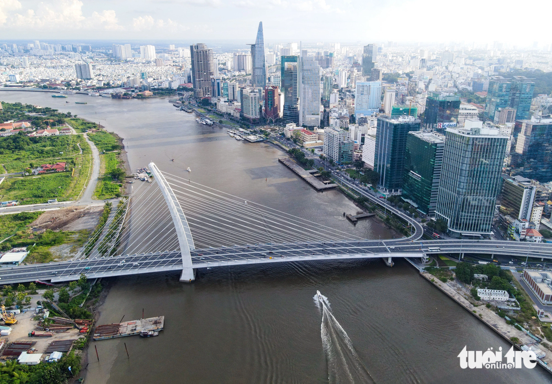 Khu vực bến Bạch Đằng nhìn từ trên cao với bến thủy phục vụ du lịch, công viên ven sông và đường Tôn Đức Thắng chạy dọc theo sông Sài Gòn. Hình ảnh bên phố, bên sông tuyệt đẹp đã thu hút được người dân và khách du lịch trong thời gian qua.