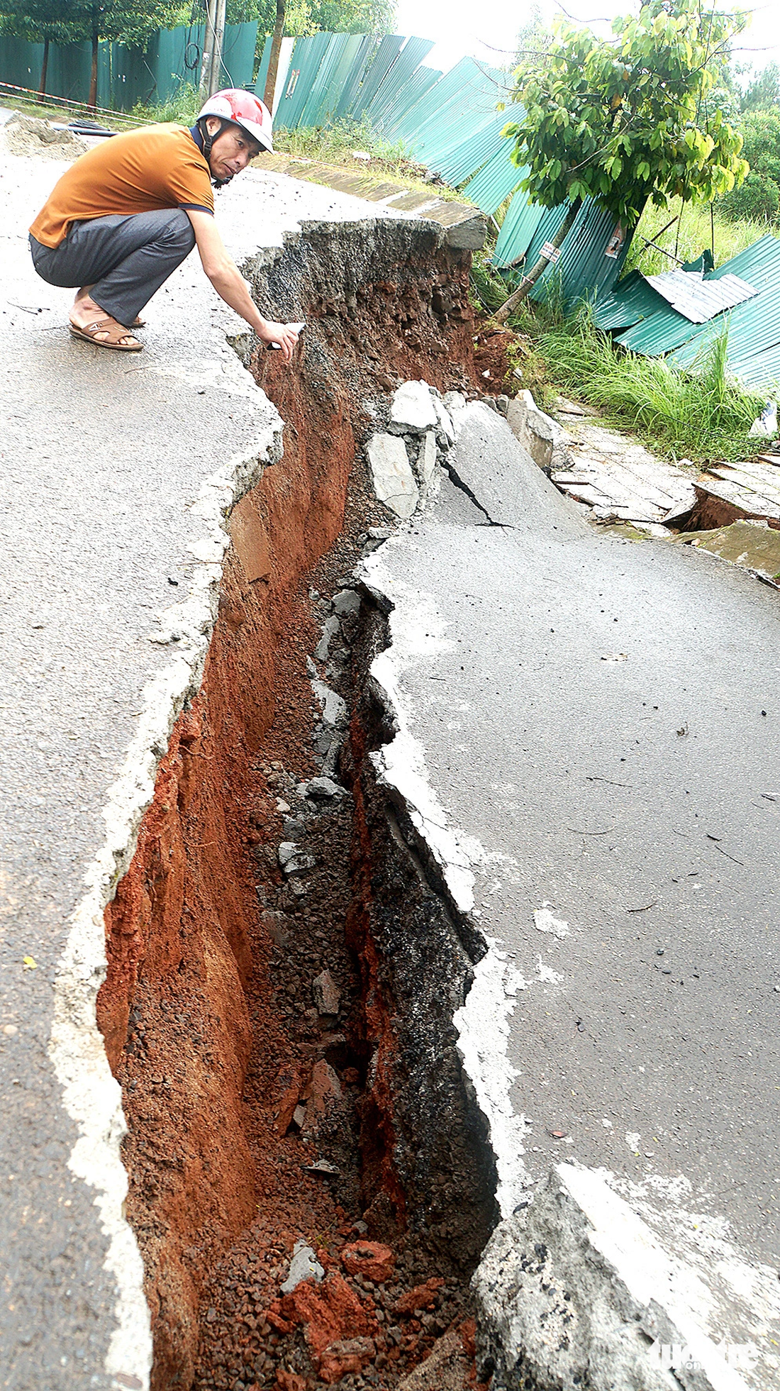 Điểm nứt gãy trên đường Hồ Chí Minh tại Km1.900+350 gây ảnh hưởng nhiều hộ dân phường Nghĩa Thành, TP Gia Nghĩa