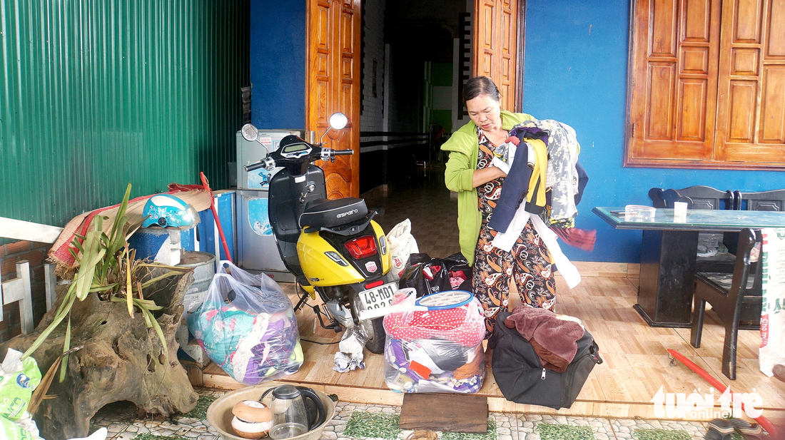 Bà Lê Thị Lộc, thu dọn quần áo và các vật dụng cần thiết chuẩn bị rời khỏi nhà